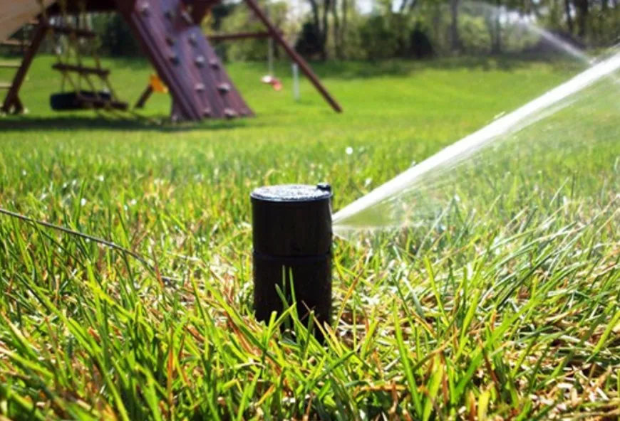 sprinkler head watering lawn